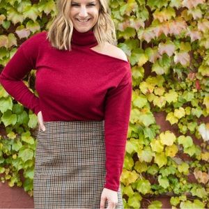 NWT Gibsonlook Cold Shoulder Turtleneck Burgundy